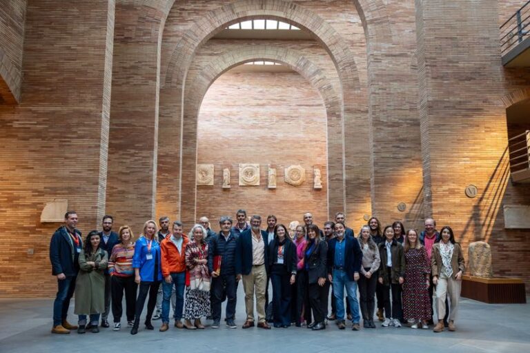 Fotografía de familia de presentación del balance final