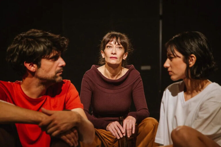 Natalia Hernández en el centro de la imagen durante los ensayos de la producción