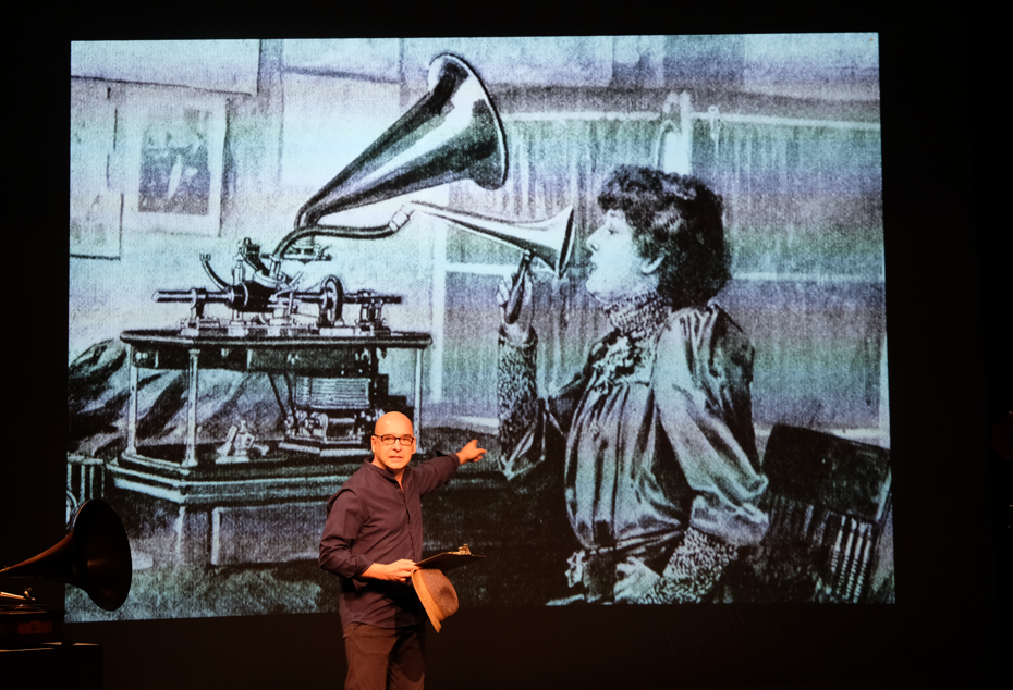 El director y actor Eduardo Vasco durante el espectáculo