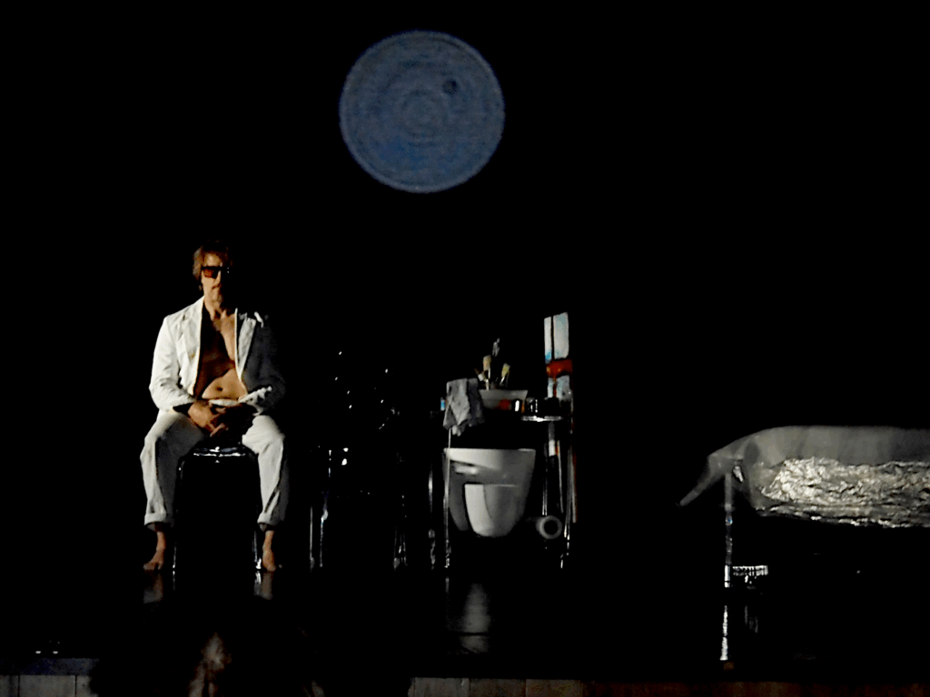 Foto del espectáculo, con Miguel Alcantud como director y Juan Díaz como protagonista