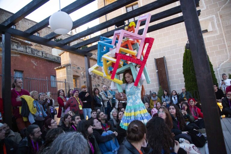 Un momento de 'Las Vecinas. Sillas y como me siento' de Cía. Eva Escudier
