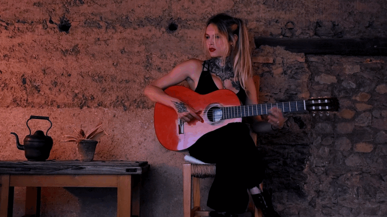 Imagen de la guitarrista Luna La Hara