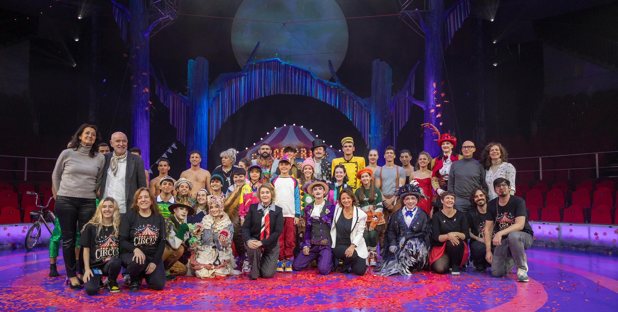 Fotografía de familia de participantes, autoridades y equipos del Price