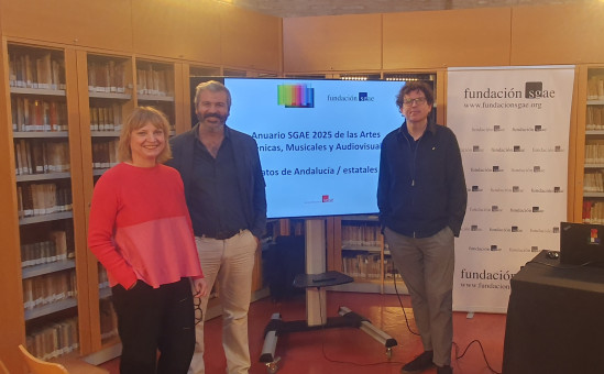 De izq. a dcha., Violeta Hernández, José Lucas Chaves y Rubén Gutiérrez, en la presentación del Anuario SGAE en Sevilla