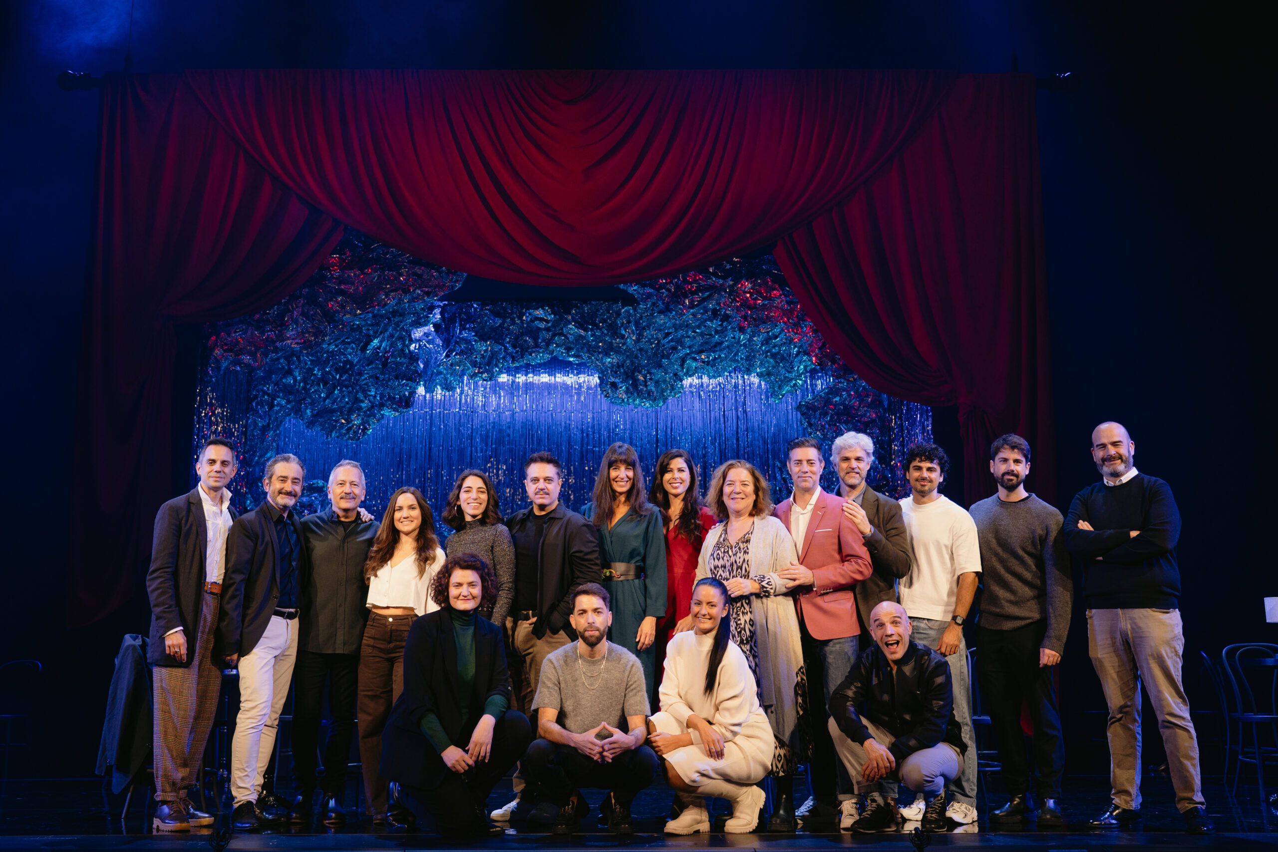 Posado de la compañía con la directora del Teatro de la Zarzuela, Isamay Benavente