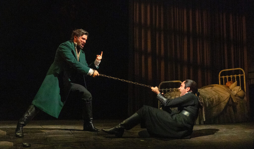 Adrián Salzedo como 'Valjean' y Pitu Manubens como 'Javert'. Foto Danny Kaan