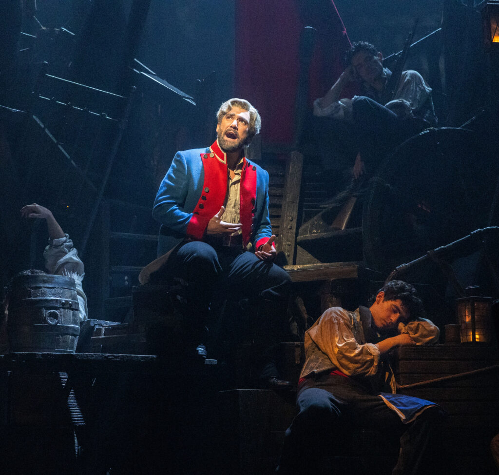 Adrián Salzedo como 'Valjean'y elenco. Foto Danny Kaan