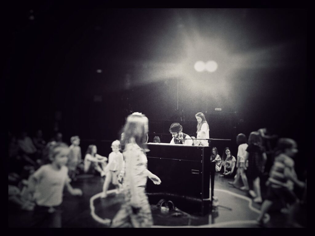 Alejandro Pelayo al piano en uno de los conciertos para niños y niñas