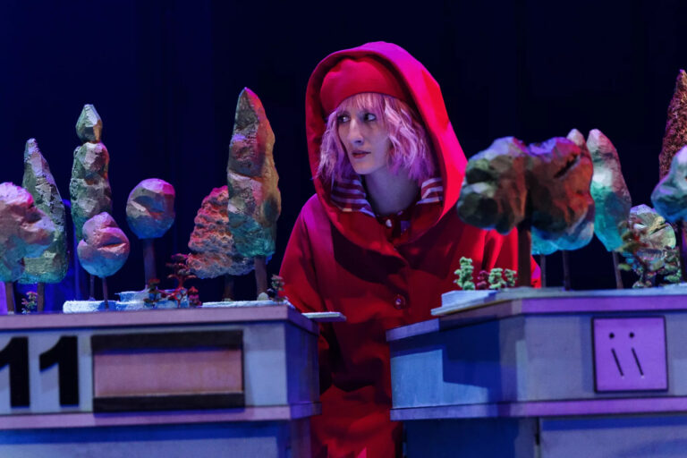 Mar Calvo como Sara Allen en una escena de Caperucita en Manhattan