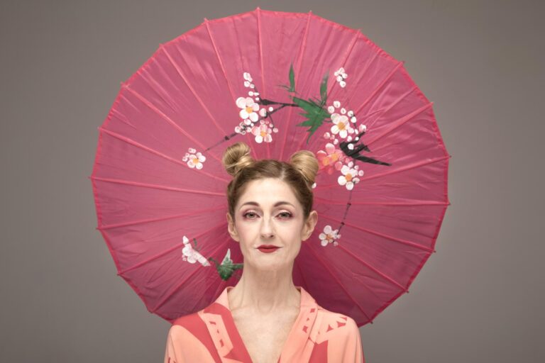 La actriz Carola Reyna protagoniza Okasan. Diario de viaje de una madre