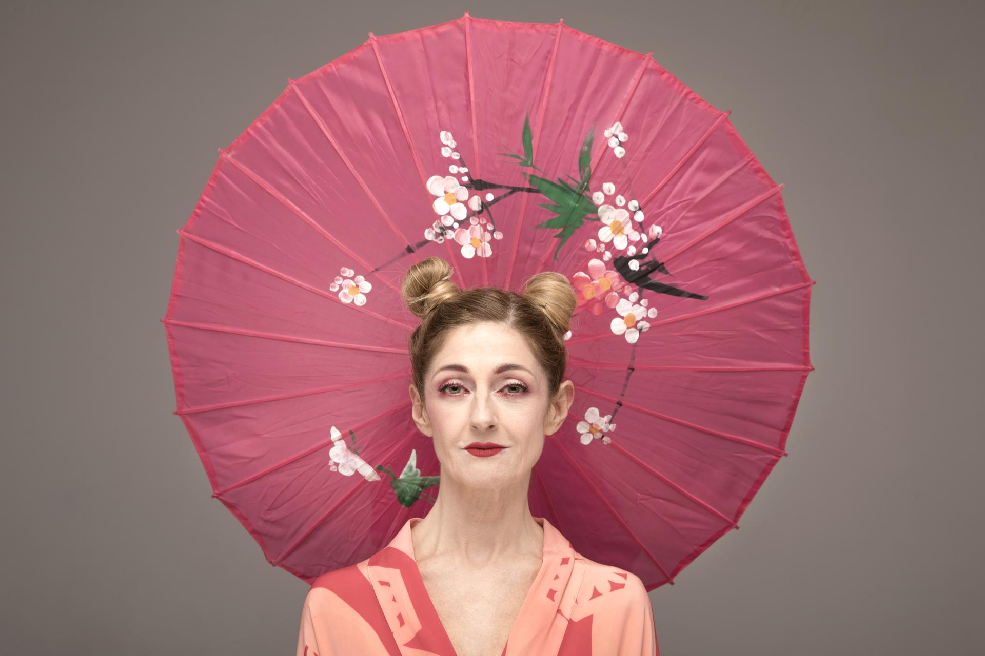 La actriz Carola Reyna protagoniza Okasan. Diario de viaje de una madre