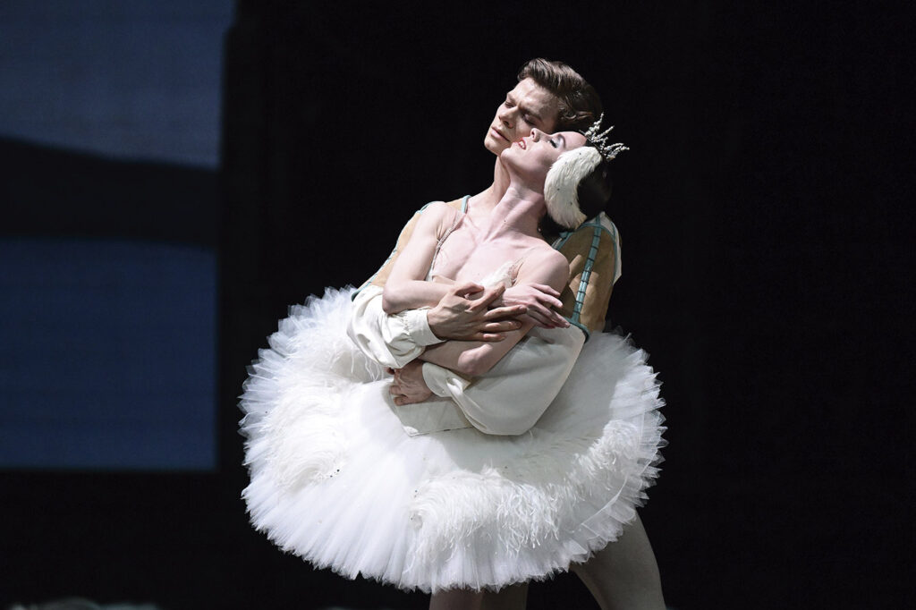 Elisa Badenes interpreta al cisne blanco junto a Henrik Erikson en 'El lago de los cisnes'