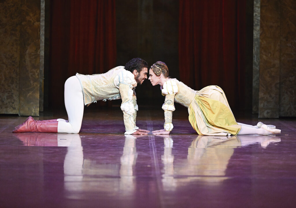 Elisa Badenes junto a Jason Reilly en 'La fierecilla domada'