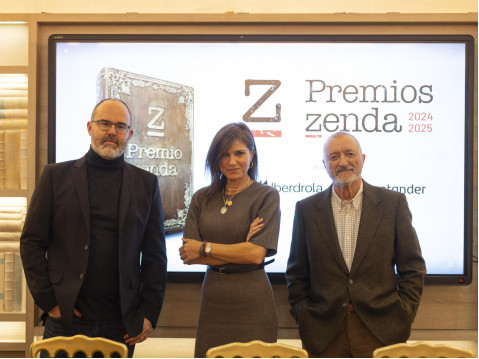 Arturo Pérez-Reverte (derecha) ha leído la lista de premiados