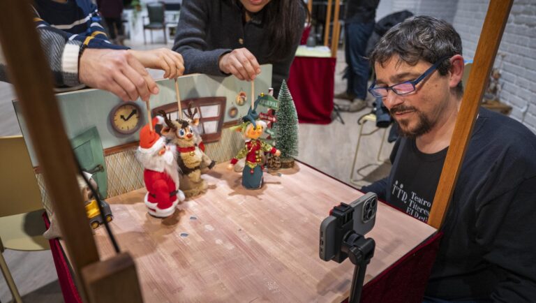Títeres interactivos de la propuesta Puppet Cinema que presenta Tropos Teatro de Títeres