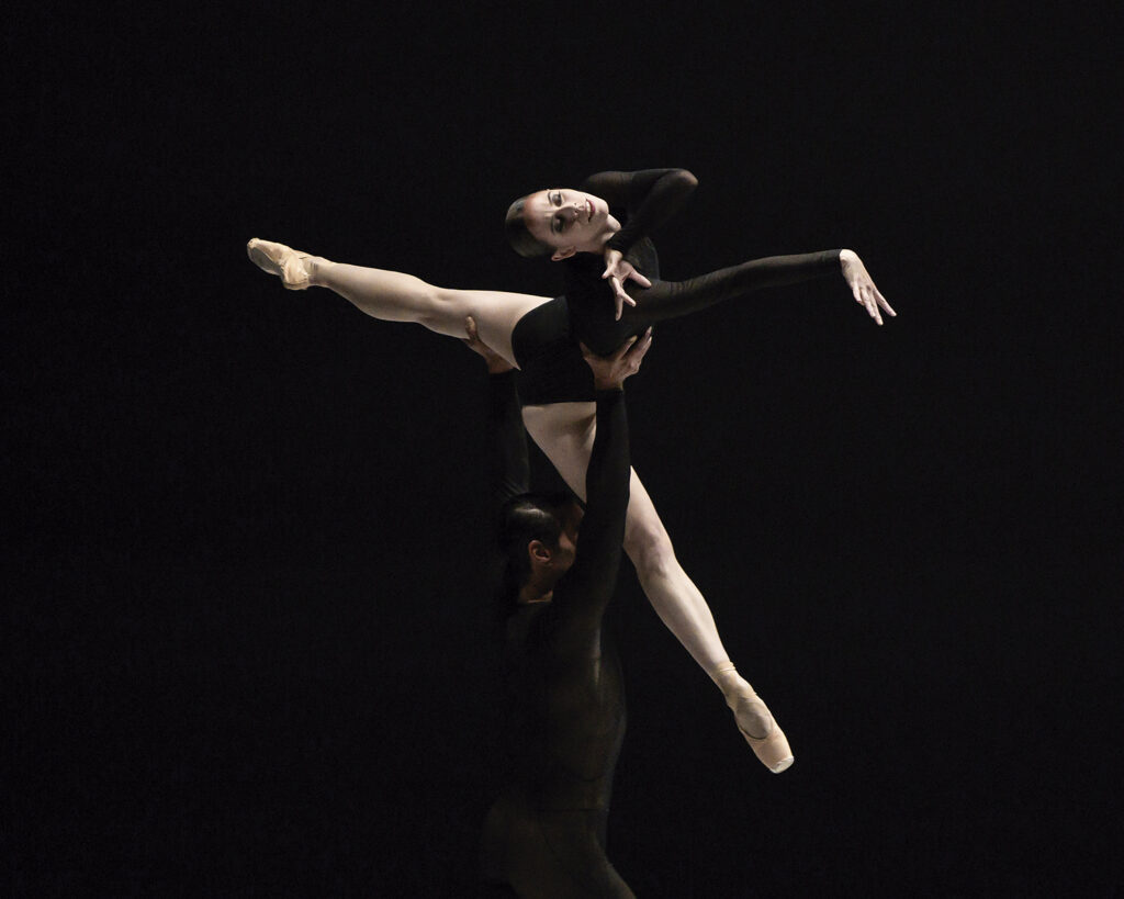 Elisa Badenes y Jason Reilly en 'SYMPHONY Nº2. Under the three voices'