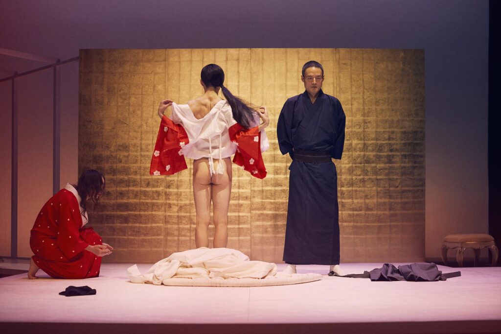 Escena de SEPPUKU. El funeral de Mishima o el placer de morir, el estreno de Angélica Liddell en el festival