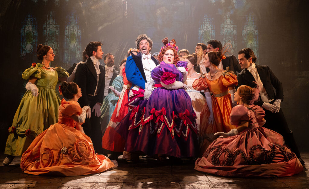 Xavi Melero como 'Thénardier', Malia Conde como 'Madame Thénardier' y elenco. La boda. Foto Danny Kaan