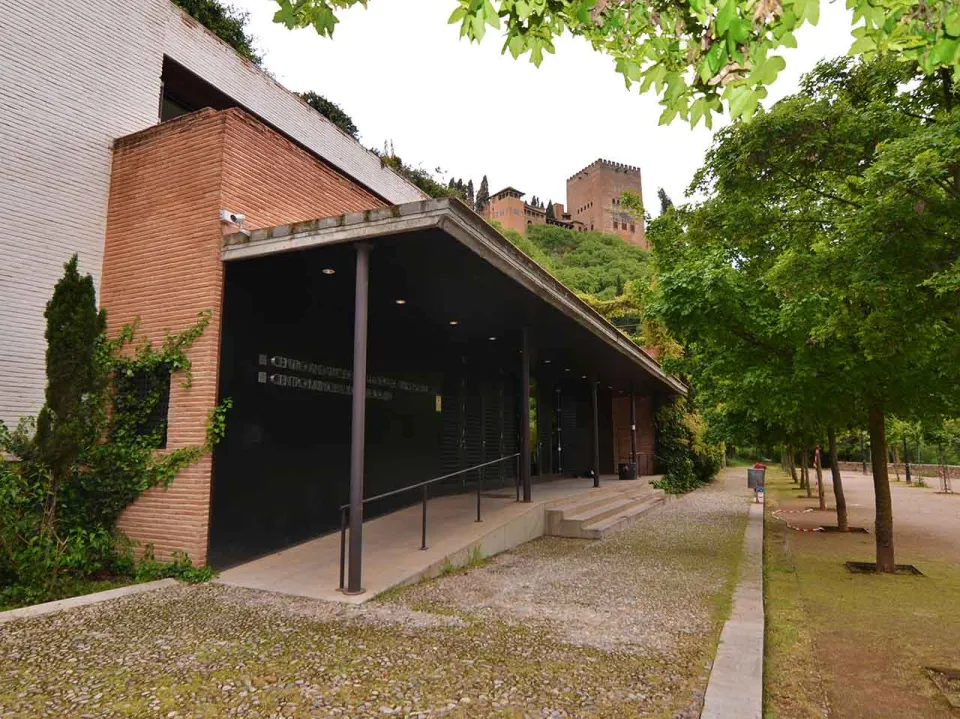 Imagen exterior del centro de formación 'El Rey Chico' en Granada