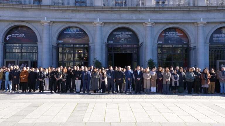 Imagen del minuto de silencio en la fachada del Teatro Real