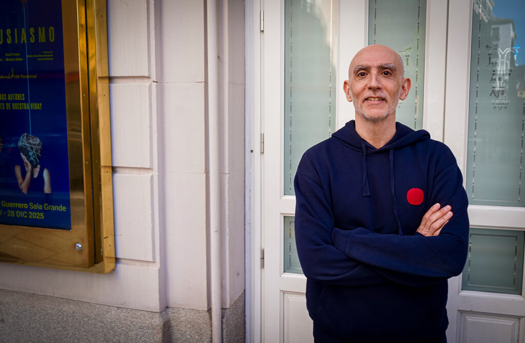 Alfredo Sanzol en la fachada del Teatro María Guerrero de Madrid