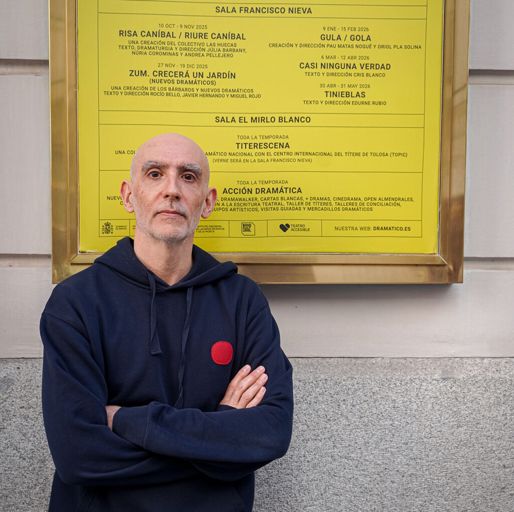 Alfredo Sanzol en la fachada del Teatro María Guerrero de Madrid