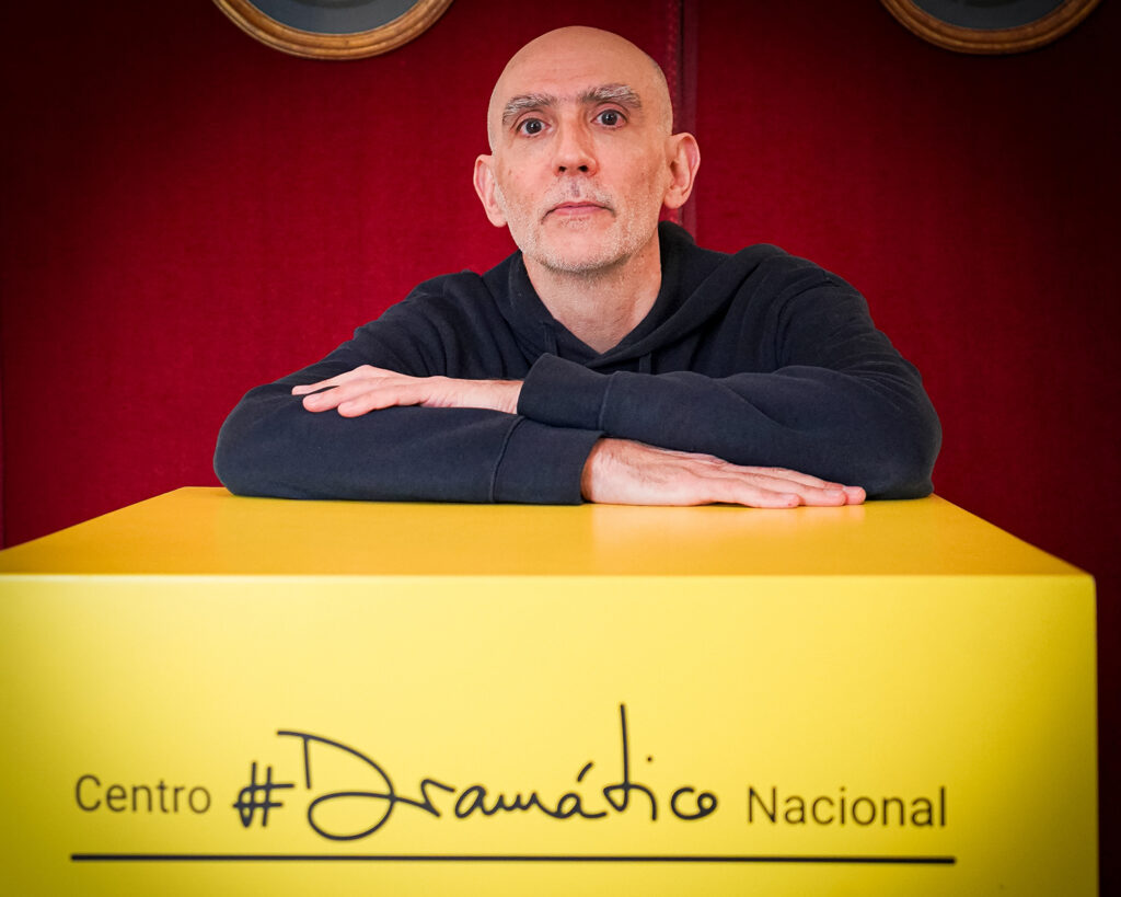 Alfredo Sanzol en el vestíbulo del Teatro María Guerrero de Madrid