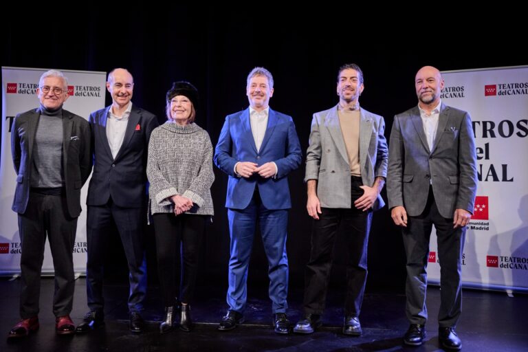 De izquierda a derecha, el director de Teatros del Canal, Ruperto Merino, los responsables del Corral de la Morería, Juan Manuel y Blanca del Rey, el consejero de Cultura, Mariano de Paco Serrano, el bailaor David Coria, y Armando del Rey, en la presentación del homenaje