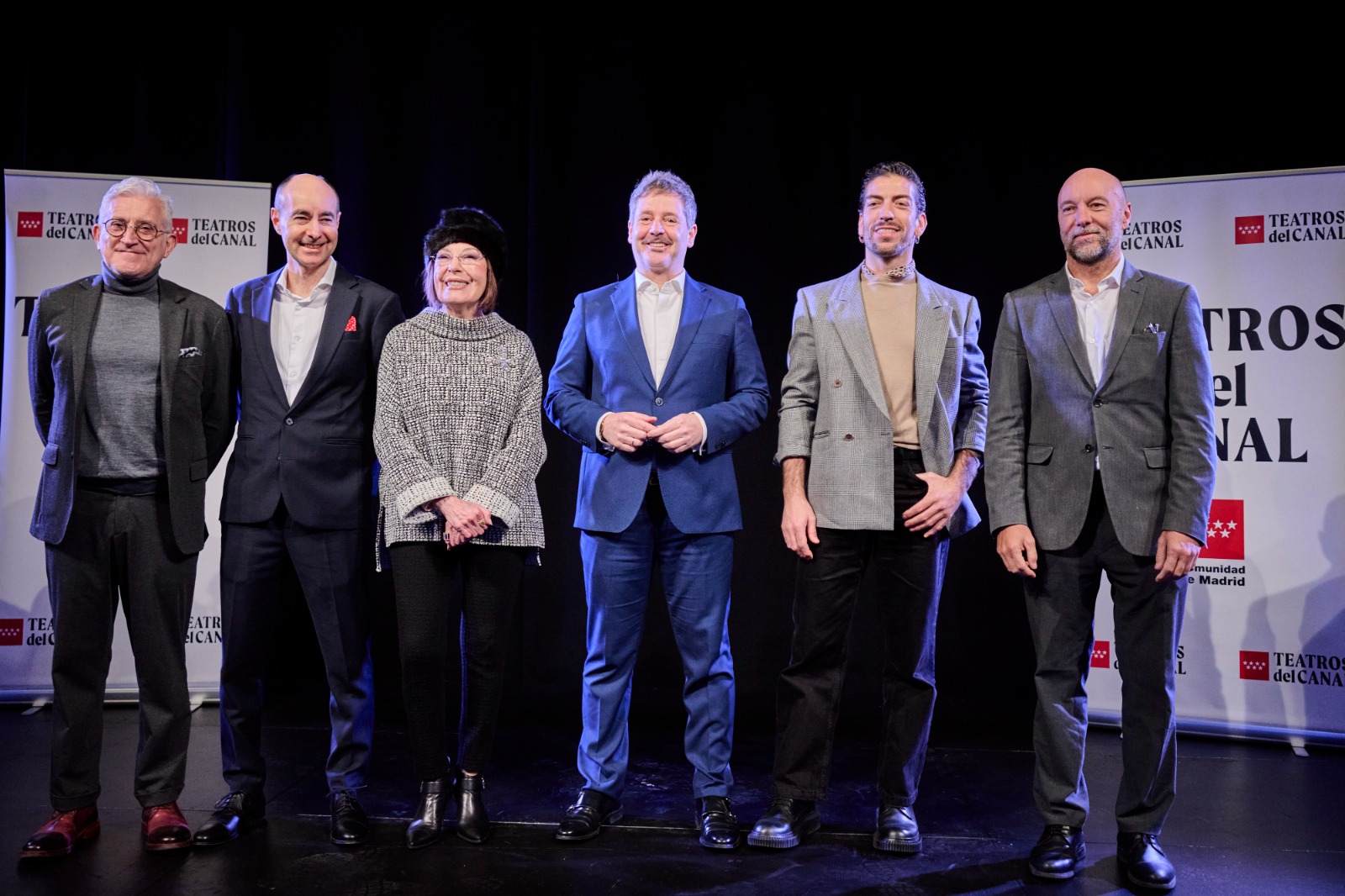 De izquierda a derecha, el director de Teatros del Canal, Ruperto Merino, los responsables del Corral de la Morería, Juan Manuel y Blanca del Rey, el consejero de Cultura, Mariano de Paco Serrano, el bailaor David Coria, y Armando del Rey, en la presentación del homenaje