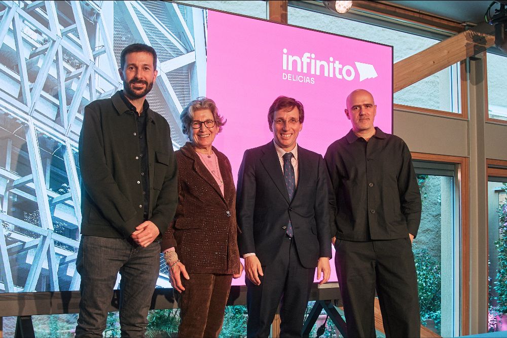 De izquierda a derecha: Javier Martín-Jiménez, futuro director de Infinito Delicias, Marina Nahmias, presidenta de la Fundación Daniel y Nina Carasso, José Luis Martínez-Almeida. alcalde de Madrid y Francesco Cingolani, director de Infinito Delicias, durante el acto de inauguración