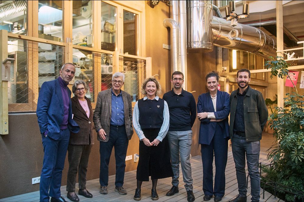 Marina Nahmias, presidenta de la Fundación Daniel y Nina Carasso (2ª por la izquierda), Lucía Casani, directora general para España de la Fundación Daniel y Nina Carasso (2ª por la derecha) y Javier Martín-Jiménez, futuro director de Infinito Delicias (1º derecha) junto a miembros del patronato de la Fundación Daniel y Nina Carasso