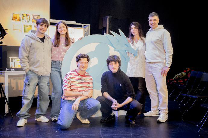 El elenco con el autor de la novela. De Izda a dcha: Javi Morán, Iballa Rodríguez, Juan Acedo, Marcos Pérez, Mabel del Pozo y Eloy Moreno