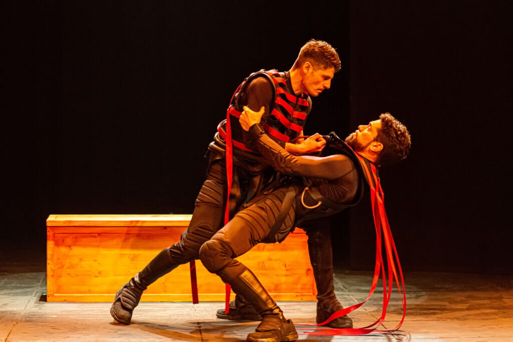 Fran Garzía y Daniel Migueláñez en una escena de Tebanas