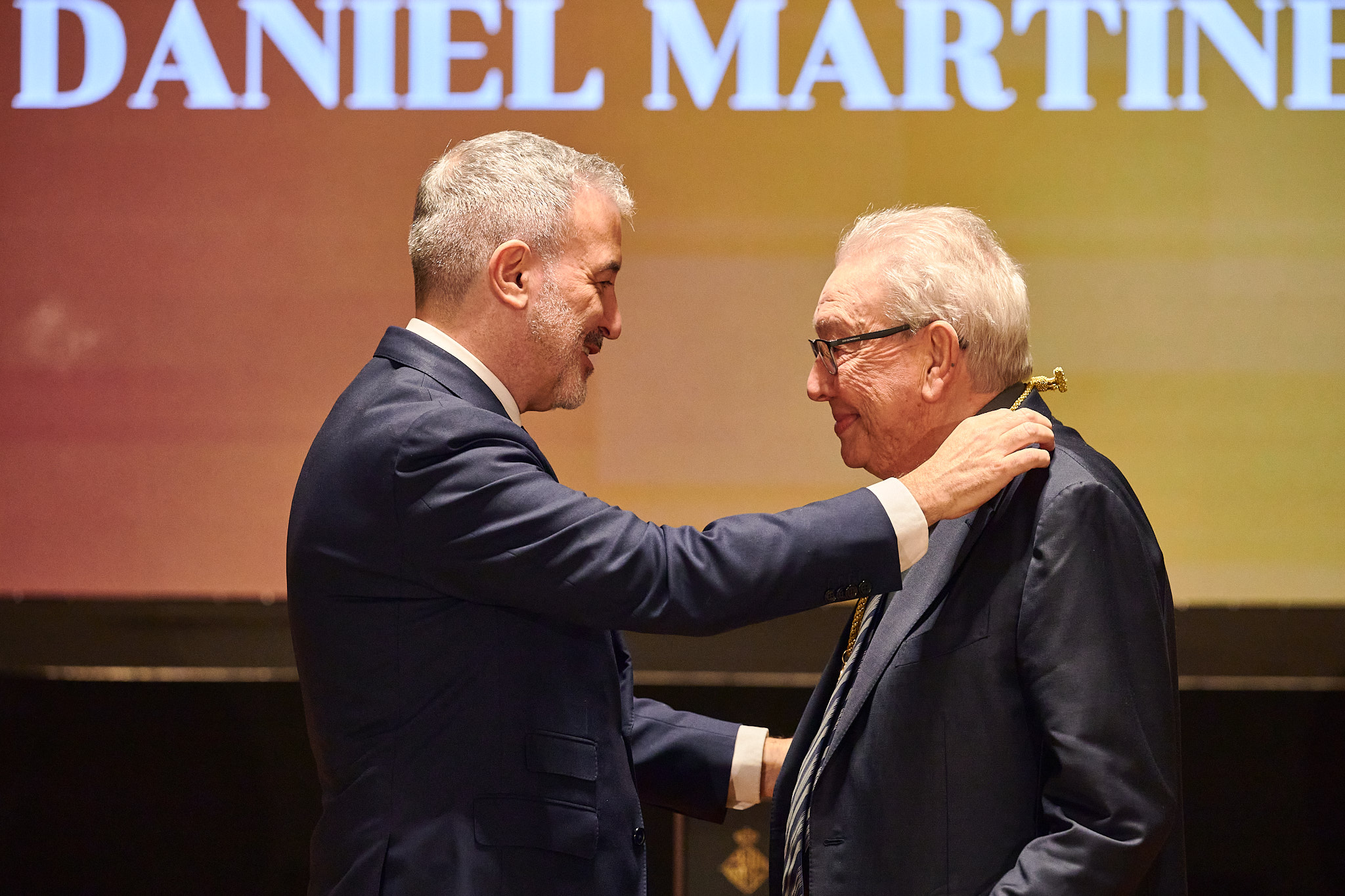 Momento de la imposición de la Medalla de Oro