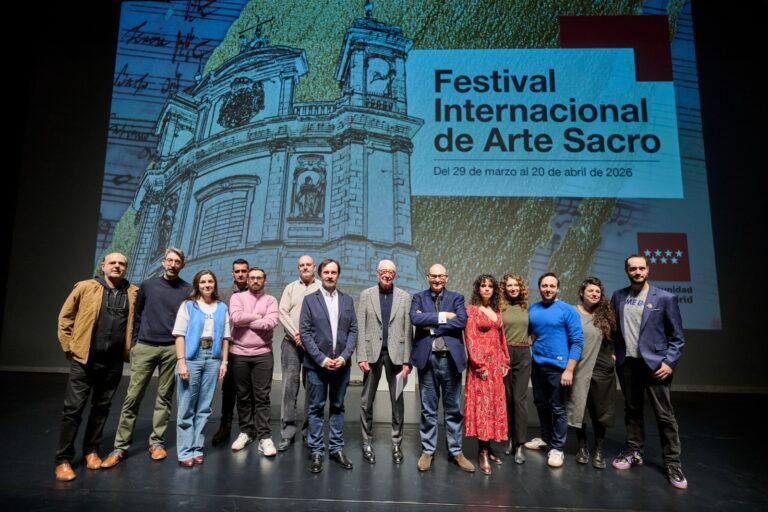 El director del festival, Josetxu Obregón, William Christie y el director de Promoción Cultural, Manuel Lagos, en el centro junto a varios de los artistas de la programación esta mañana en la presentación
