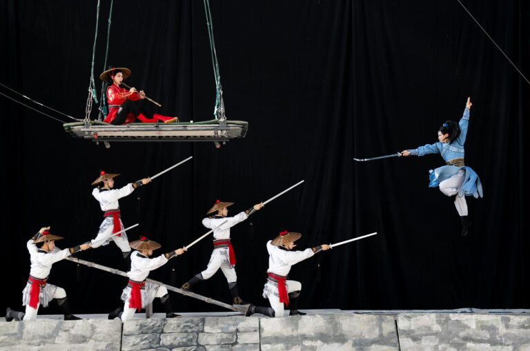 Jiangsu Acrobatic Troupe de China estrena en el festival la disciplina de báscula con camas elásticas