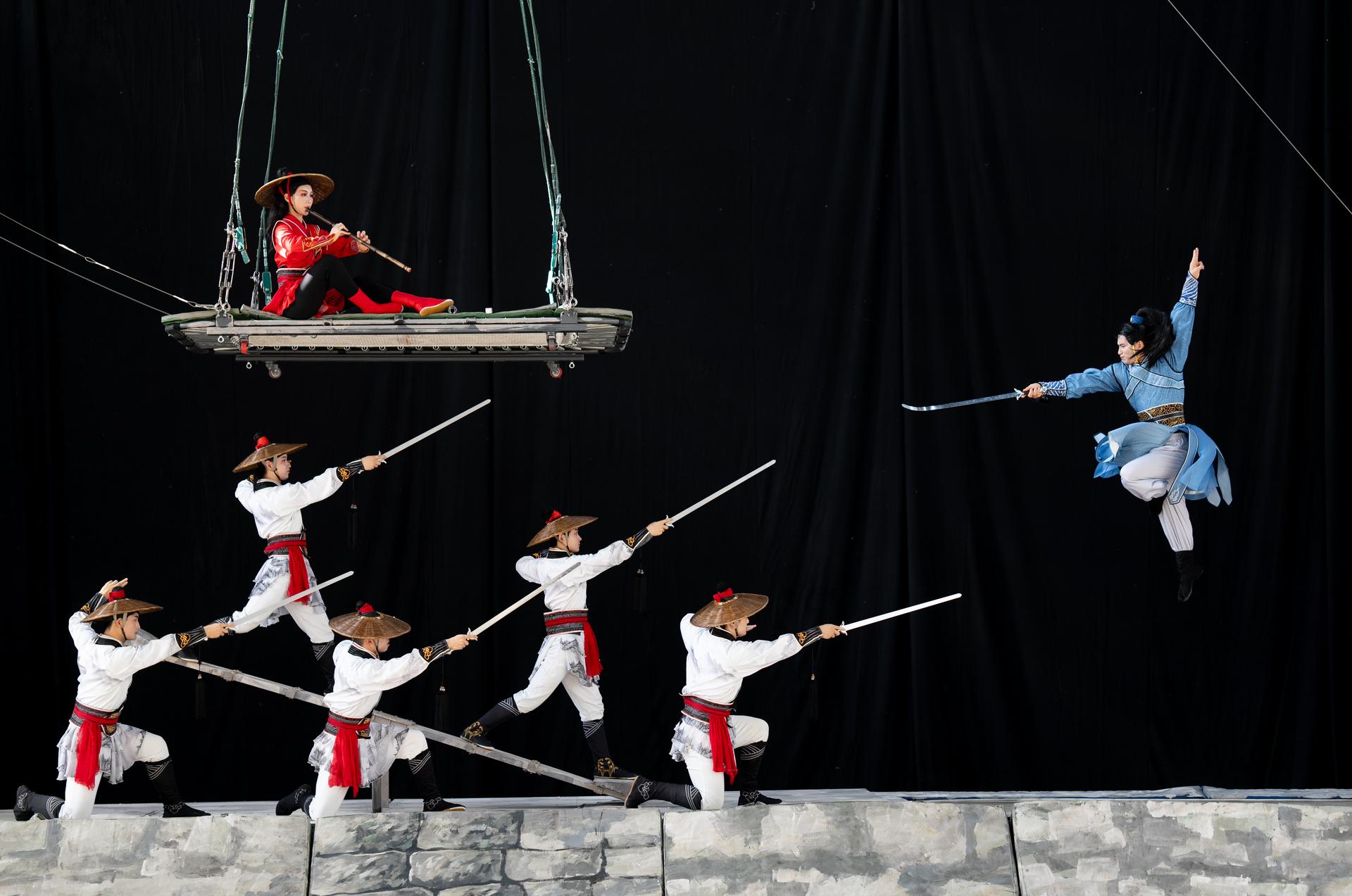 Jiangsu Acrobatic Troupe de China estrena en el festival la disciplina de báscula con camas elásticas