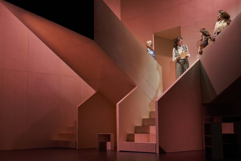 Imagen de una de las escenografías del artista