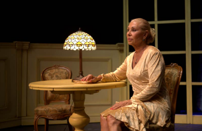 Un instante de "Le ordeno a usted que me quiera"