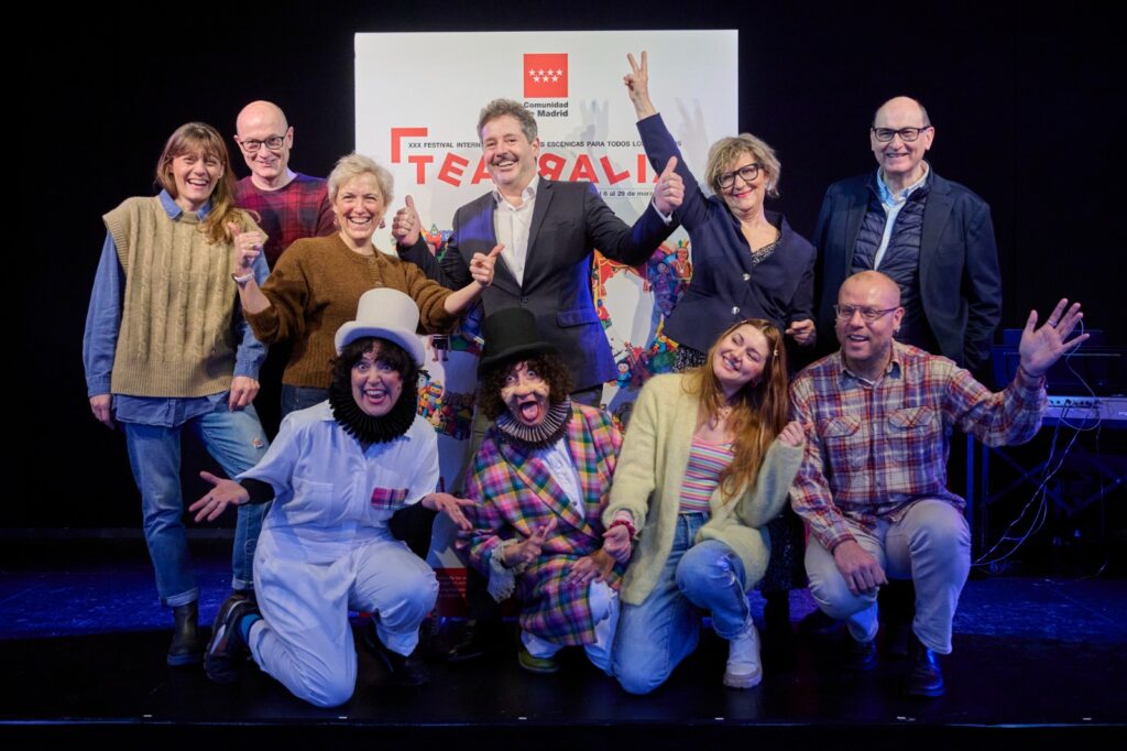 El consejero Mariano de Paco Serrano y la directora de Teatralia Lola Lara junto a varios artistas que participan en esta edición, esta mañana en la presentación en Teatros del Canal