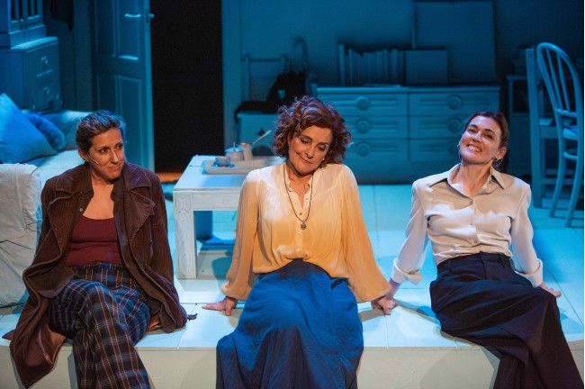 Cecilia Freire, Amaia Lizarralde y Marta Nieto en un momento de Tres noches en Ítaca