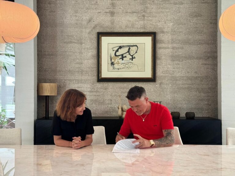 Alejandro Sanz y Yolanda Pérez durante la firma