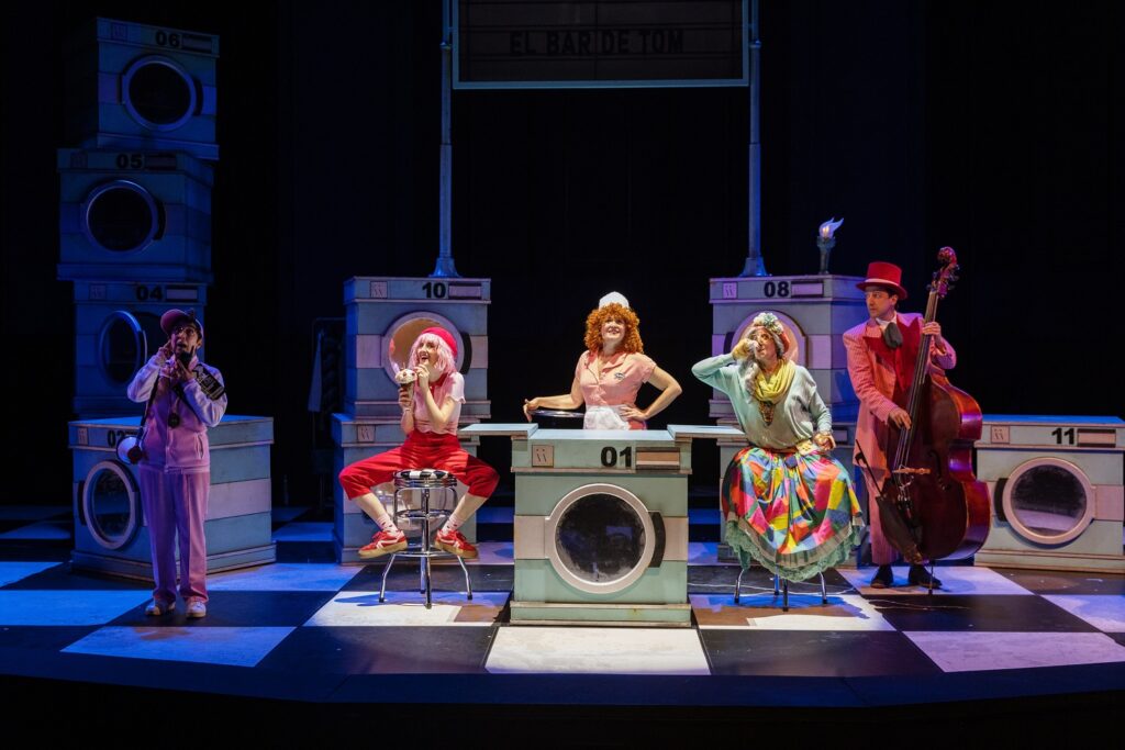 Carmen Navarro, Mar Calvo, Miriam Montilla, Esperanza Elipe y Marcel Mihok (de izda. a dcha.) en una escena de Caperucita en Manhattan