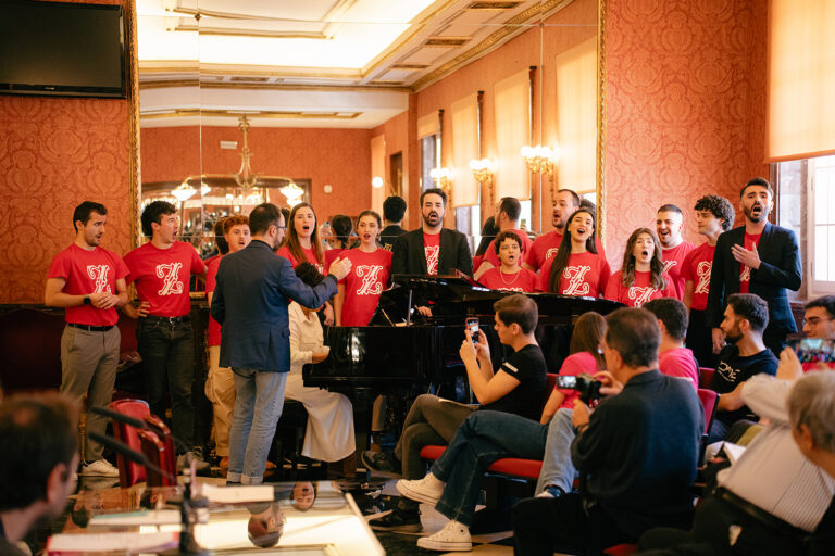Intervención de parte del elenco de 'Bohemios' en el Teatro de la Zarzuela