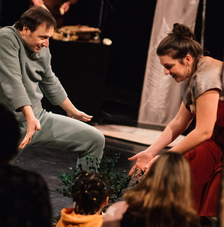 Un momento de Le Chant de labre (El canto del árbol), de Compagnie ACTA