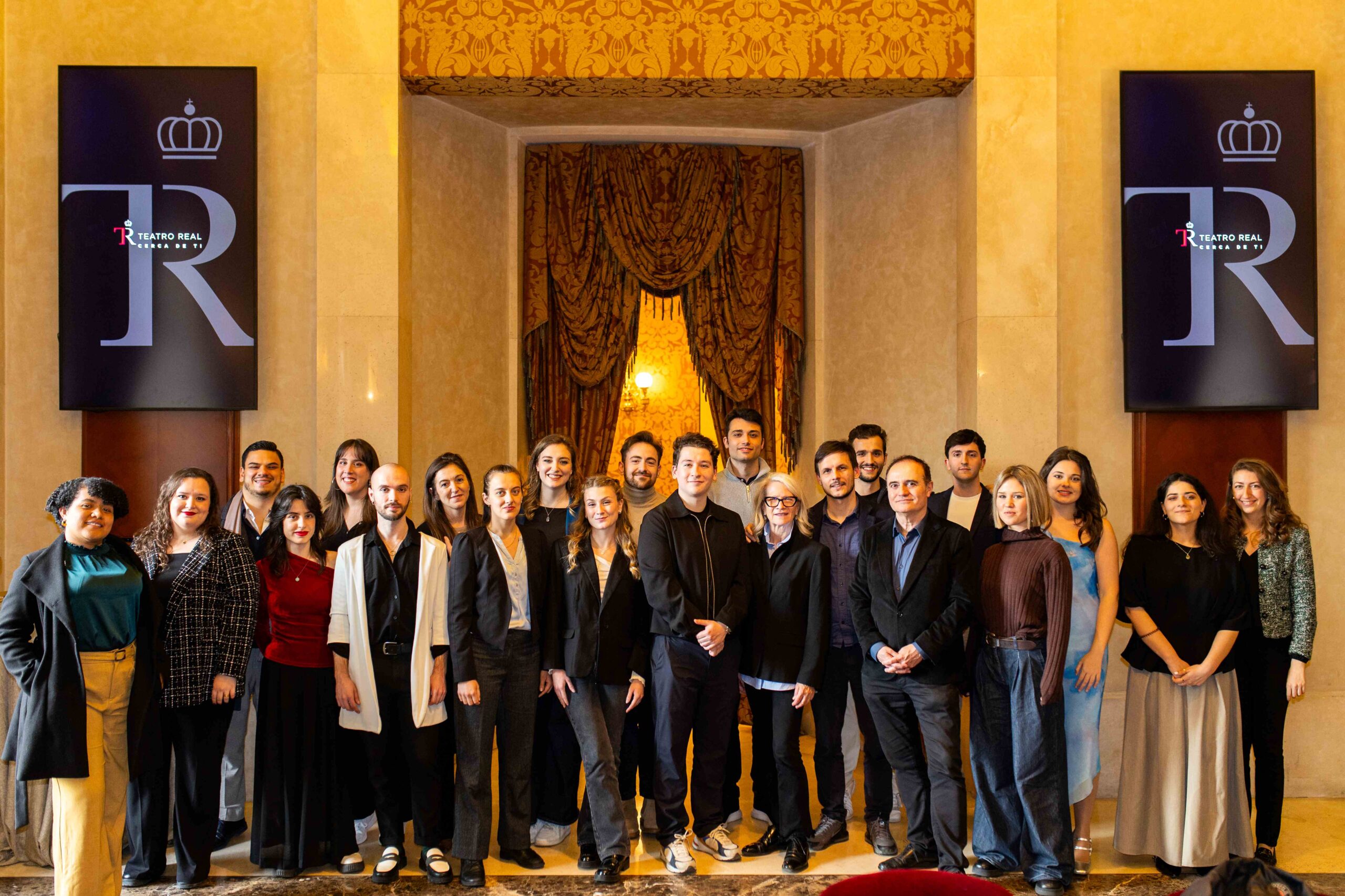 Fotografía de familia de los participantes