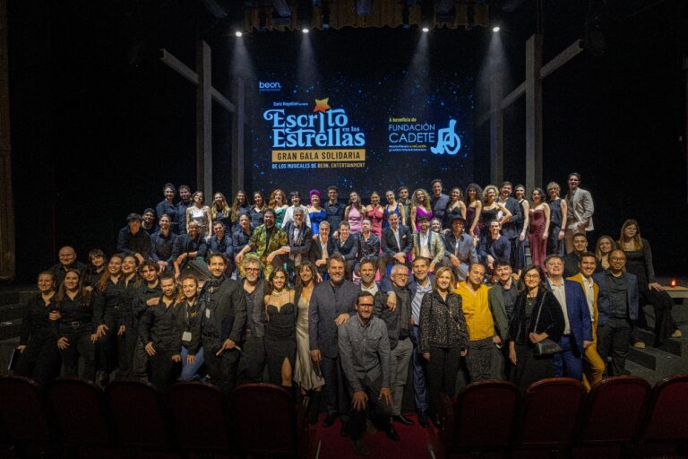 Fotografía de familia de la Gala Solidaria 2026 de beon Entertainment