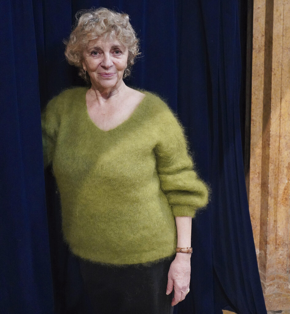 Gloria Muñoz posa para Masescena en una de las salas del Teatro La Abadía de Madrid