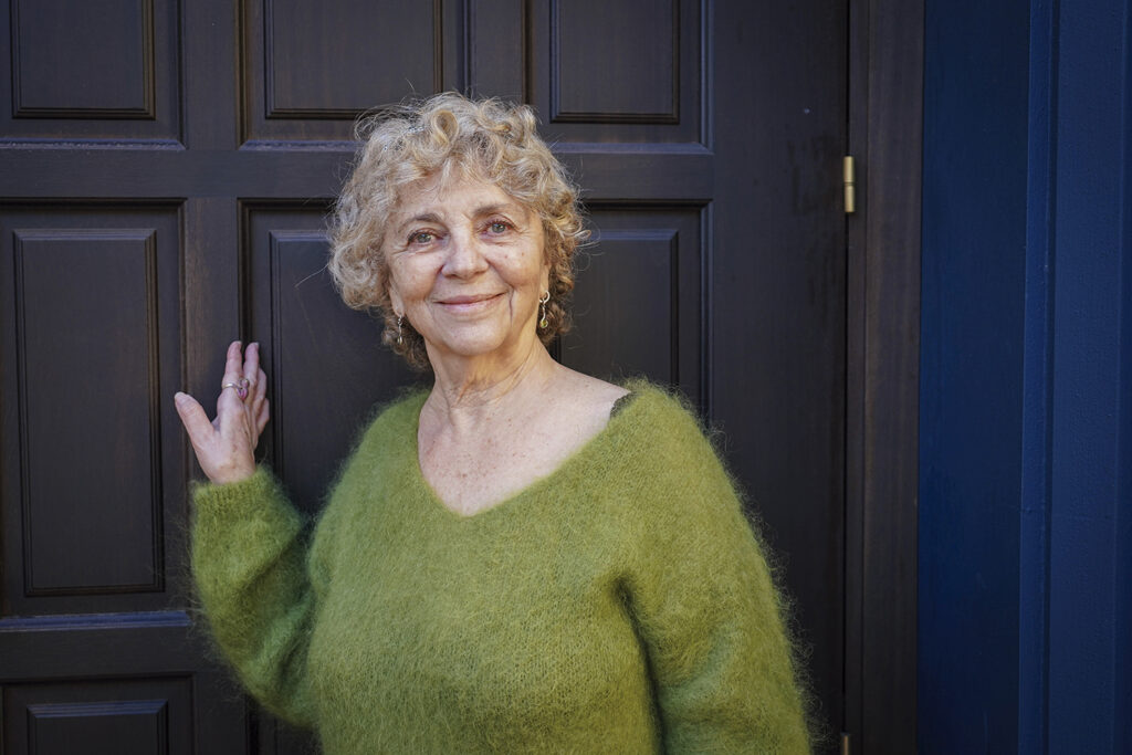 Gloria Muñoz posa para Masescena a las puertas de una de las salas del Teatro La Abadía de Madrid