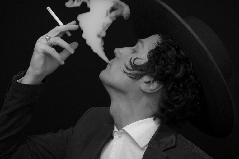 Imagen del bailaor Antonio de Verónica como Miguel de Molina en Entre dos orillas.